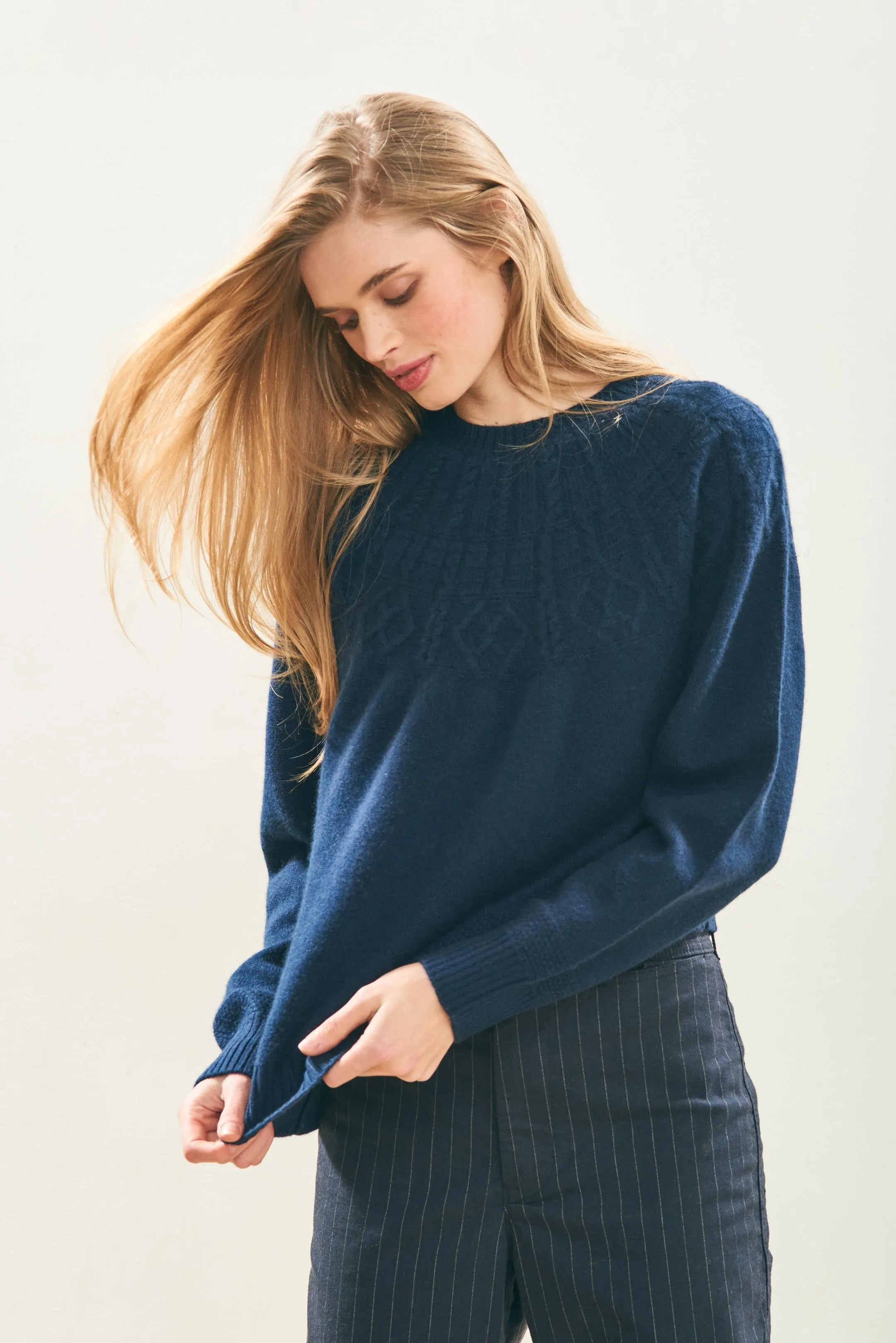 Cashmere Big Cable Crew in Navy